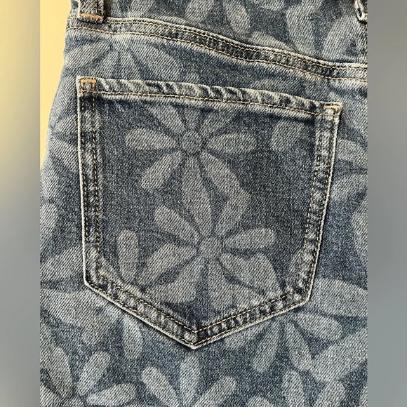SO Brand High Rise “Mom” Jean Flower Short Junior Size 1/25W - Picture 7 of 12